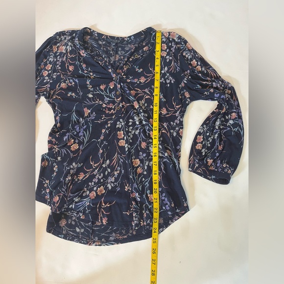 Lucky Brand Floral Printed Henley Top Size Medium - Picture 9 of 10